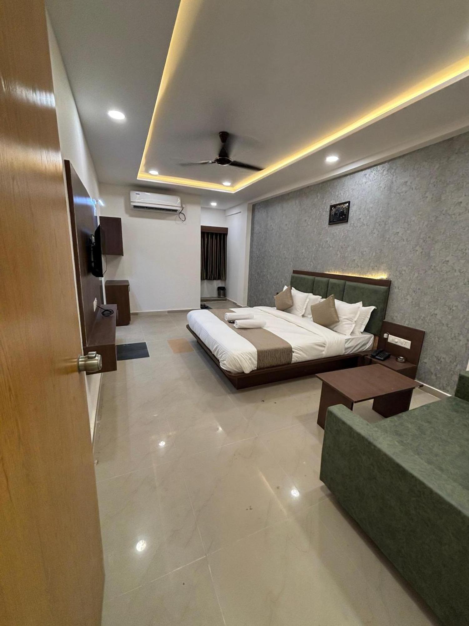 Hotel Mountain Bharuch Exterior photo